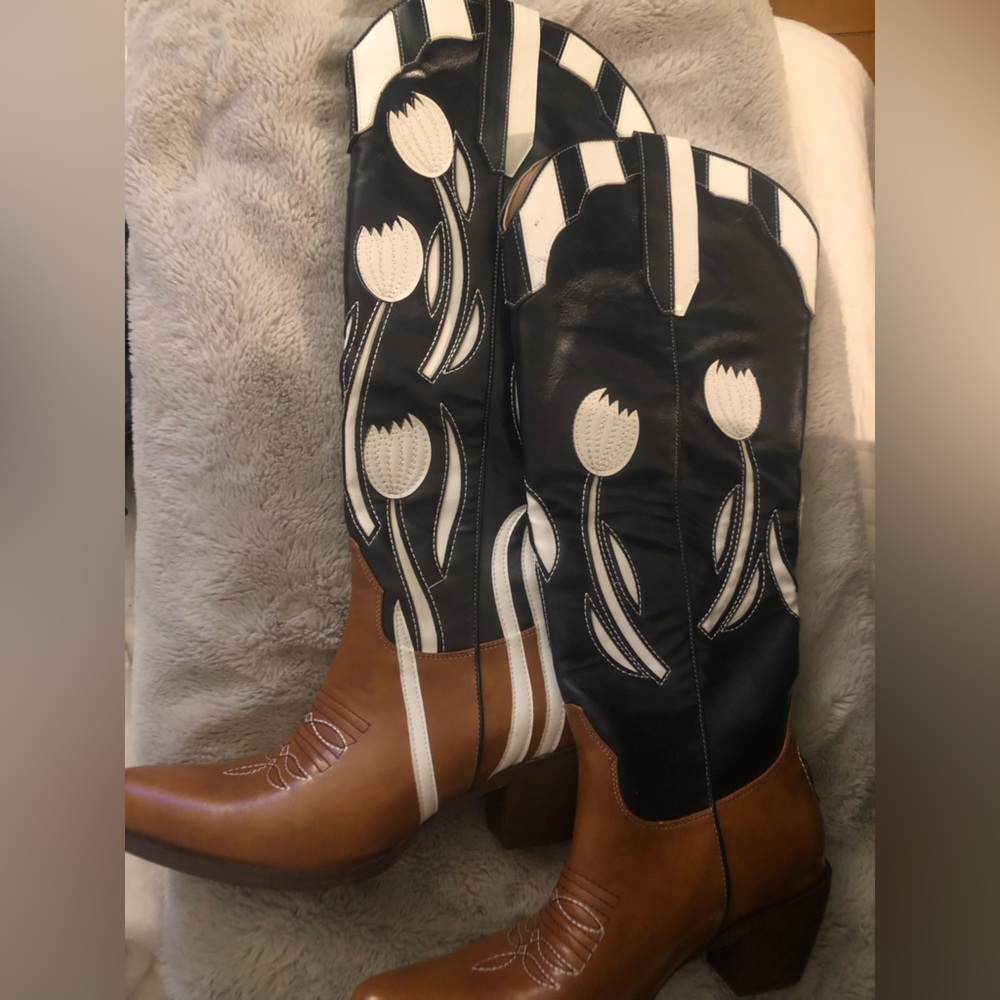Women's Two-Tone Black and Brown Western tulip Boots - Stylish Floral Embroidery